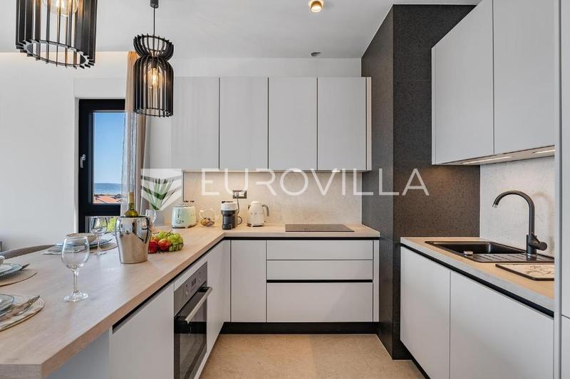Kaštel Sućurac, modernisti kalustettu yksiö merinäköalalla - 6