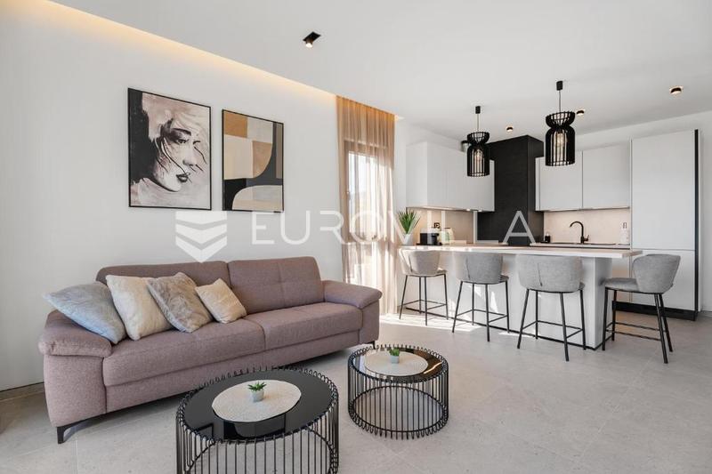 Kaštel Sućurac, modernisti kalustettu yksiö merinäköalalla - 3