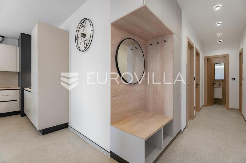 Kaštel Sućurac, modernisti kalustettu yksiö merinäköalalla - 14