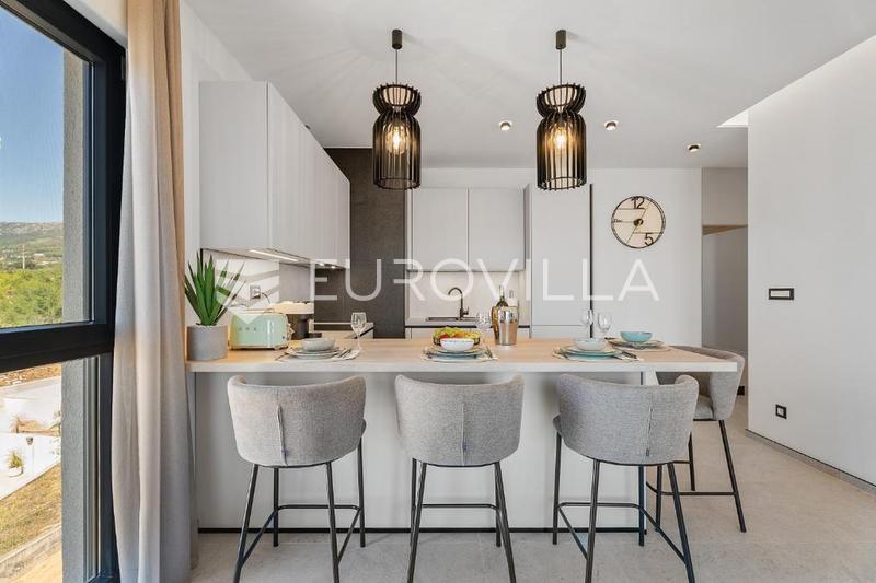 Kaštel Sućurac, modernisti kalustettu yksiö merinäköalalla - 4
