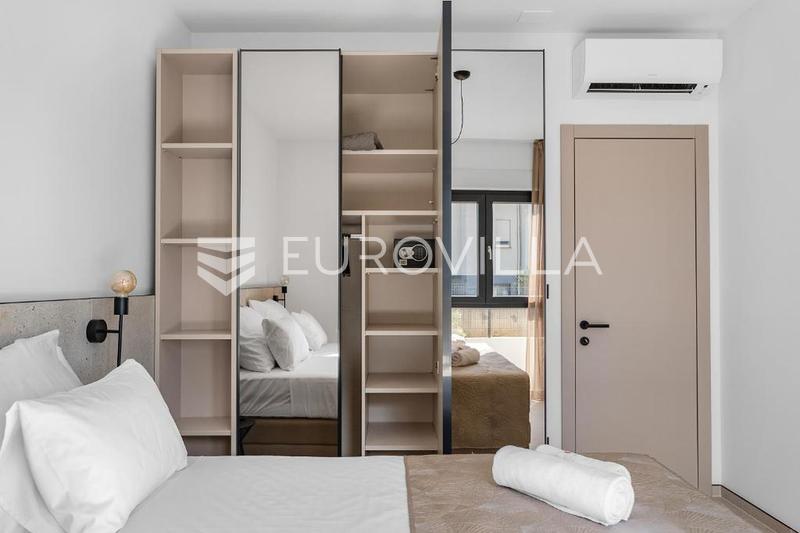 Kaštel Sućurac, modernisti kalustettu yksiö merinäköalalla - 12
