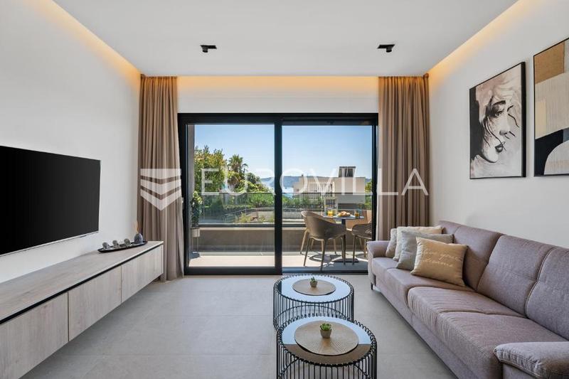 Kaštel Sućurac, modernisti kalustettu yksiö merinäköalalla - 2