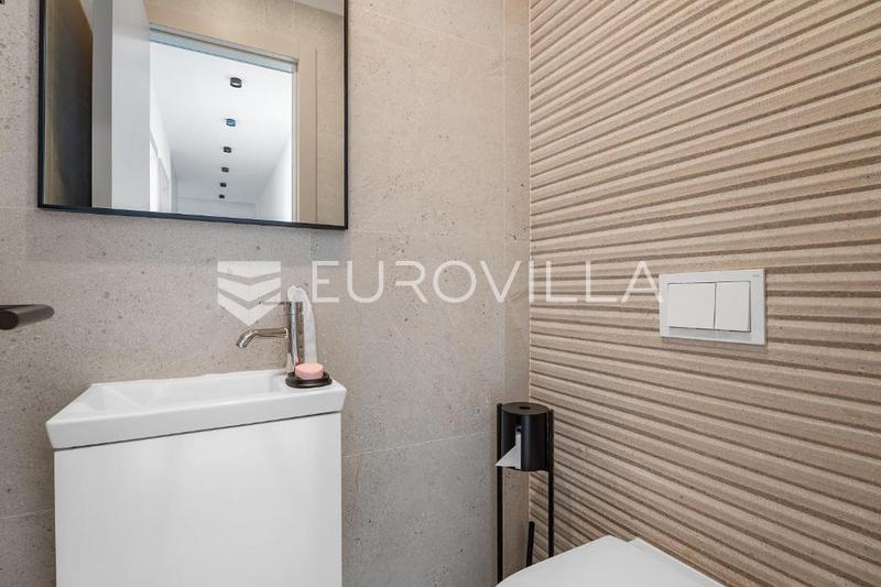 Kaštel Sućurac, modernisti kalustettu yksiö merinäköalalla - 13