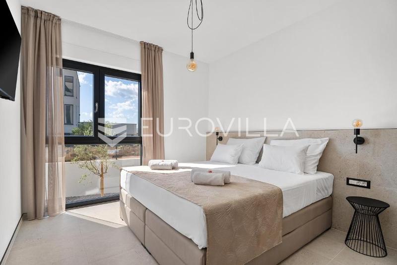 Kaštel Sućurac, modernisti kalustettu yksiö merinäköalalla - 11