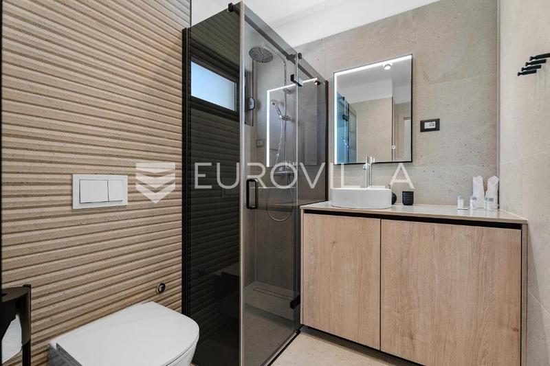 Kaštel Sućurac, modernisti kalustettu yksiö merinäköalalla - 9