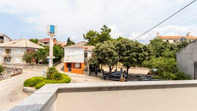 Novalja, novouređena kuća s tri apartmana u centru grada