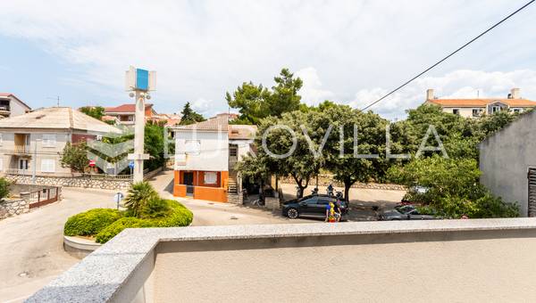 Novalja, şehir merkezinde yeni yenilenmiş, üç daireli ev