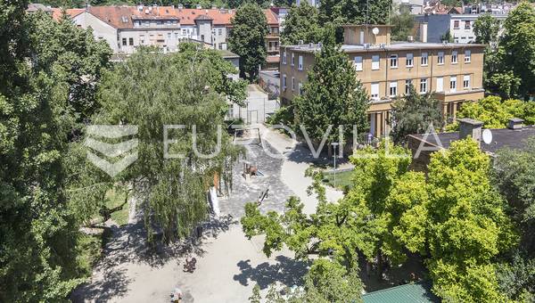 Zagreb, centrum, treværelses lejlighed på øverste etage.