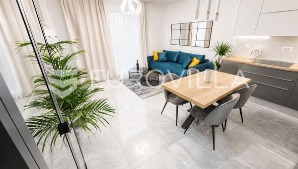 Split, Znjan, møbleret toværelses lejlighed med have og garageplads