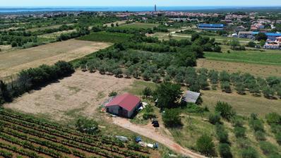 Istria, Vodnjan, maatalousrakennus apurakennuksella tilavalla tontilla