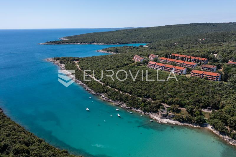 Isztria, Duga Uvala – 1. emelet, felújított apartman egy komplexumban tengerre néző kilátással, 150 m-re a tengertől - 1