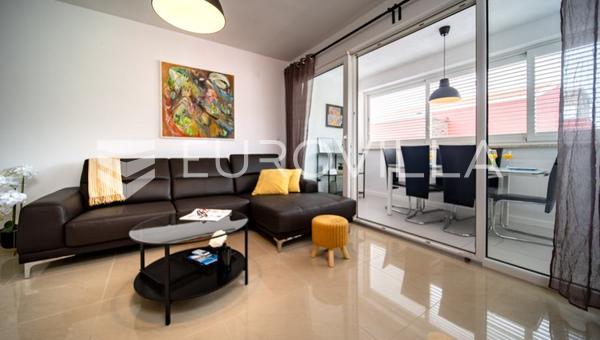 Rab Adası, Palit'te, teraslı ve otoparklı modern üç yatak odalı dubleks daire