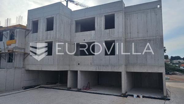 Ciovo- Slatine, 60,1 m² daire 2. katta deniz manzaralı ve otoparklı
