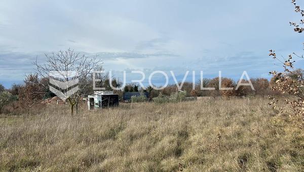 Porec, Veli Maj, gran parcela edificable de 1975 m² de forma regular con vistas al mar