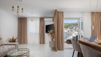 Trogir, Marina, predivno uređen dvosoban stan prvi red do mora bazen i teretana