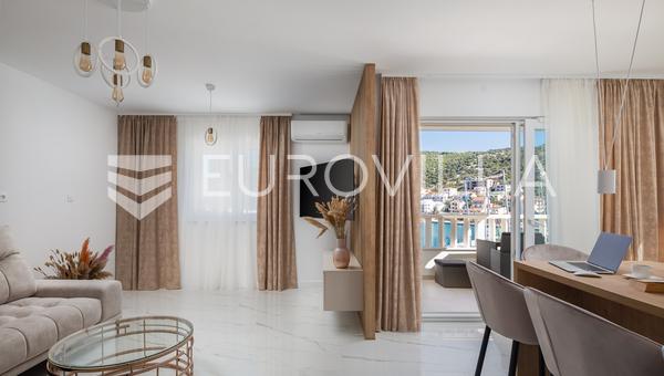 Trogir, Marina, predivno uređen dvosoban stan prvi red do mora bazen i teretana
