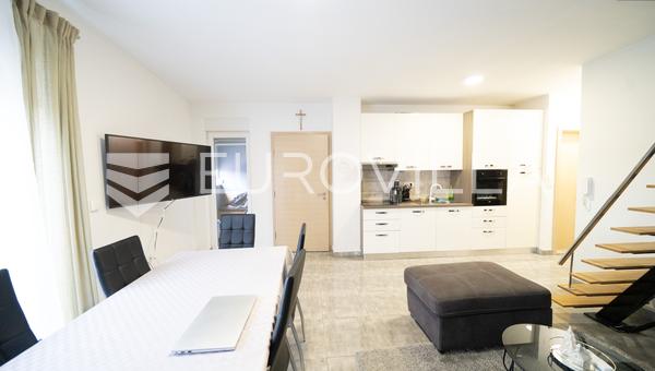 Tisno, atraktivna višestambena nekretnina s tri funkcionalna stana i vrtom, površine 165,19 m²