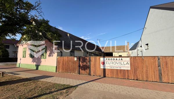 Satnica Đakovacka - Enonadstropna hiša z velikim potencialom, 18 m fronte