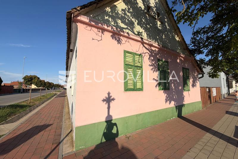 Satnica Đakovacka - Enonadstropna hiša z velikim potencialom, 18 m fronte - 2