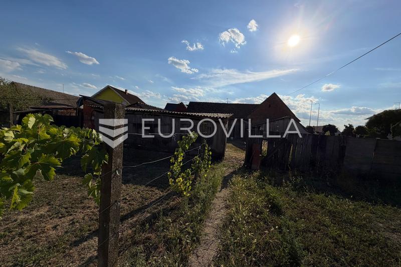 Satnica Đakovacka - Enonadstropna hiša z velikim potencialom, 18 m fronte - 14