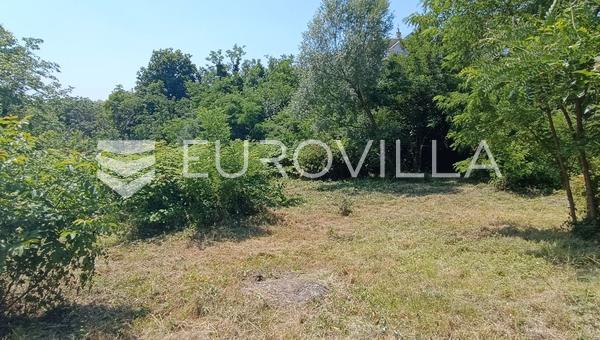 Zagreb, Vrhovec, građevinsko zemljište s lok. dozvolom za dvije zgrade sa 9 stanova