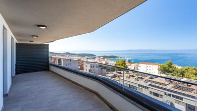 Makarska, háromszobás lakás egy luxusépületben, úszómedencével és nyílt tengeri kilátással