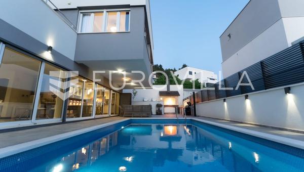Podstrana, moderne villa med pool tilgængelig fra september.