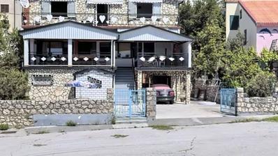 Karlobag, kuća sa 6 apartmana, 450 m², okućnica 600 m², 250 m od mora