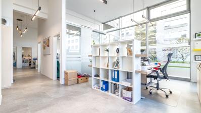 Špansko odličan ulični poslovni prostor lokal 131 m² i 2 garažna mjesta