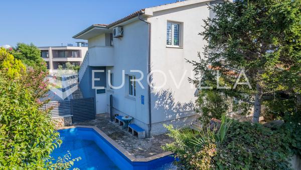 Istria, Medulin, apartamento con jardín, piscina y lago cerca.