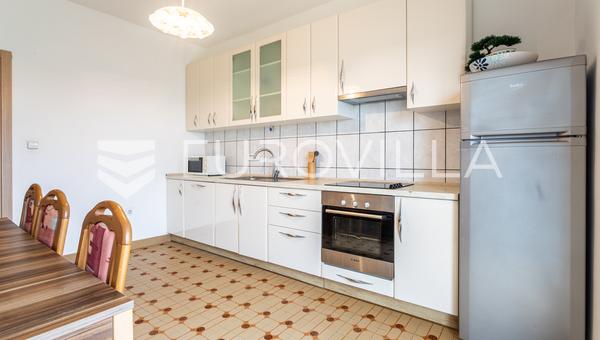 Omis, Duce - spazioso appartamento con due camere da letto, 95,20 m²