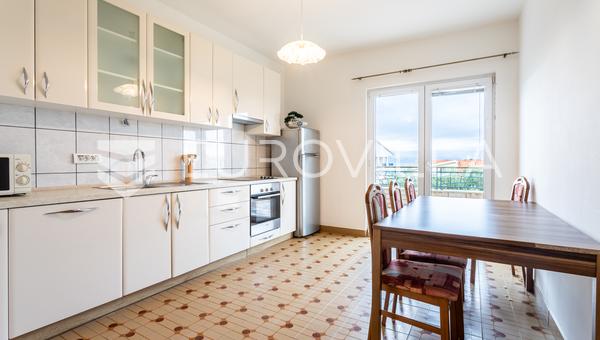 Omiš, Duće, prostrani dvosoban stan, 95,20 m²