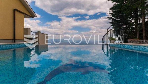 Lovran - Üç Daireli, Havuzlu ve Muhteşem Panoramik Deniz Manzaralı Geniş Villa