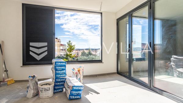 Trogir, funkcionális két hálószobás lakás loggiával