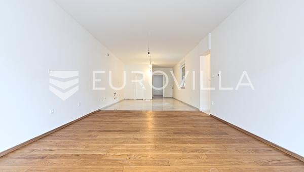 Osijek, Retfala, 50 m² bahçeli, tamamlanmış beş odalı daire.