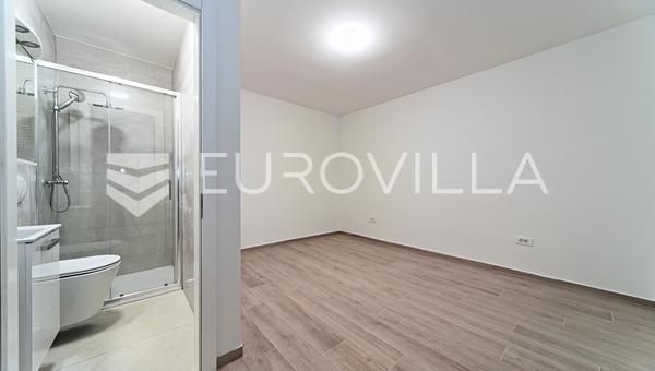 Osijek, Retfala, en færdig femværelses lejlighed med en 50 m² gårdhave.