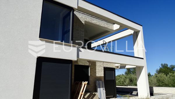 Krk, Malinska'da, her biri 130 m² genişliğinde iki ayrı daireden oluşan, 300 m² bahçeli, yeni inşa edilmiş satılık mülk