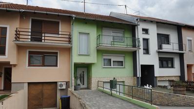 Vinkovci, Kanovci, Obiteljska kuća u nizu s terasom i dvorištem