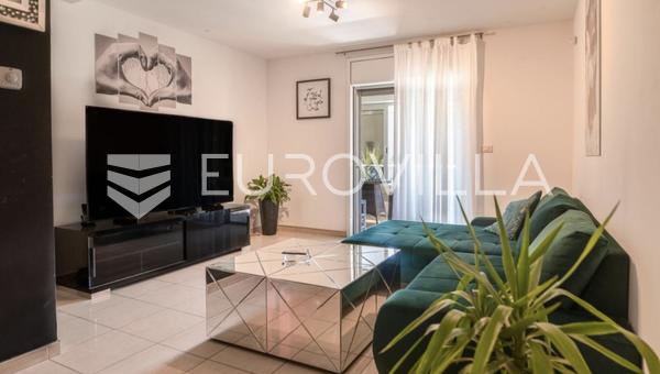 Split, Firule, dvosoban stan 98 m2, terasa, parking, dugoročno
