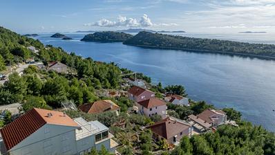 Otok Korčula, Vela Luka, kuća sa 5 apartmana u uvali Karbuni