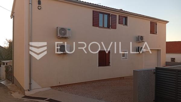 Sveti Filip i Jakov, espaciosa casa independiente con tres apartamentos