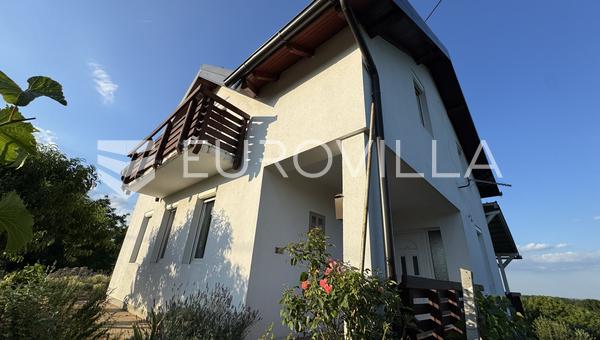 Mandićevac, prekrasna katnica 150 m² na zemljištu od 2854 m²