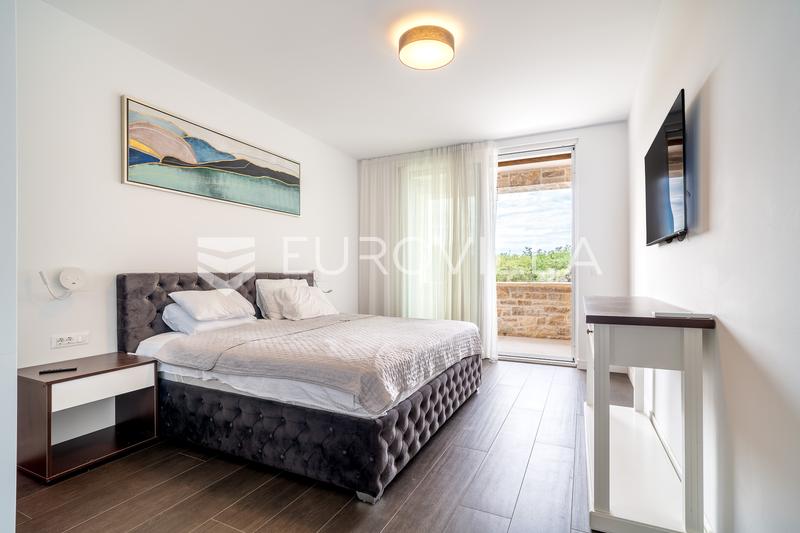 Zadar, Žerava - Luxury Stone Villa of Approx. 360 m², 5 En-Suite Bedrooms, Heated Infinity Pool - 2