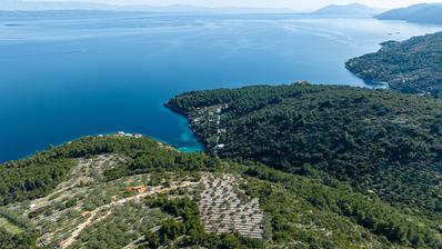 Otok Korčula, Blato, poljoprivredno zemljište s dvije ruševne kamene kućice.