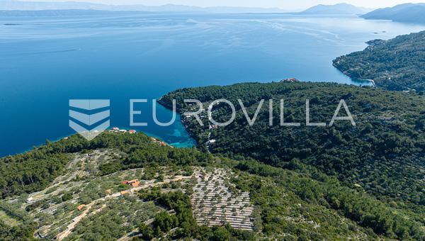 Otok Korčula, Blato, poljoprivredno zemljište s dvije ruševne kamene kućice.