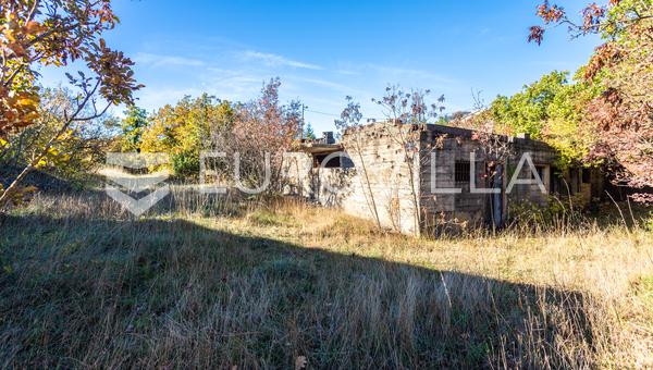 Klis, Veliki Bročanac - İki Ruhsatsız Yapısı Bulunan İmarlı Arsa, 4.762 m2