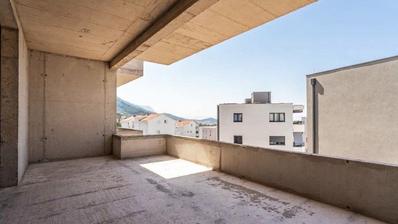 Makarska, sydvendt toværelses lejlighed på anden sal i en ny bygning