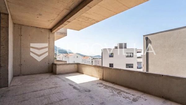 Makarska, nach Süden ausgerichtete Zweizimmerwohnung im zweiten Stock eines Neubaus