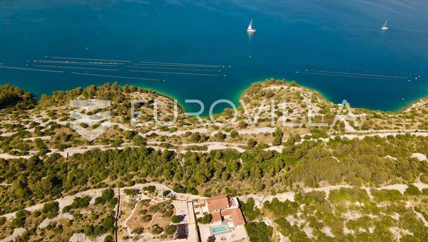 Šibenik, Martinska, poljoprivredno zemljište prvi red do mora, 20394 m²