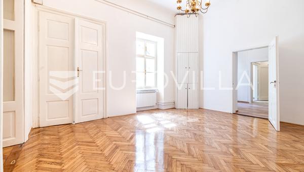 Zagreb, Gornji grad, trosoban stan 67 m², s vanjskim parkirnim mjestom